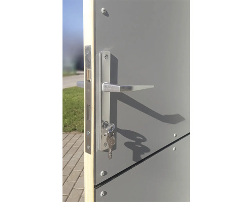 Detailní záběr dveří s kováním, klíčem a zámkem