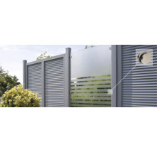 Zahradní plot s lamelami a skleněným prvkem