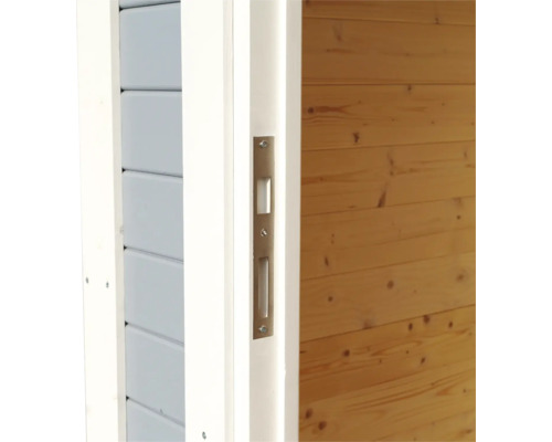 Detailní pohled na dveřní zámek na dřevěných dveřích