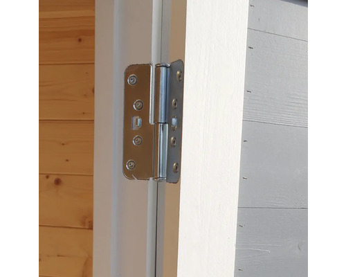 Detailní pohled na dveřní závěs na dřevěných dveřích