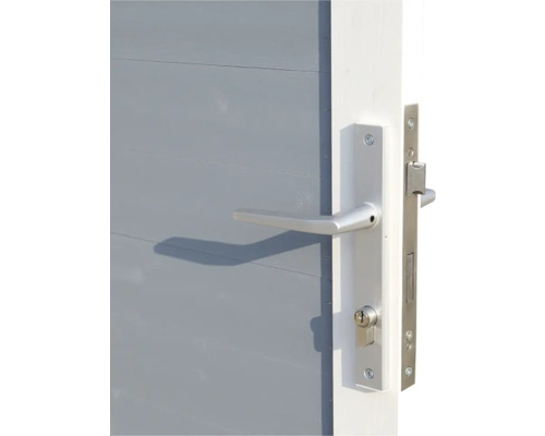 Detail šedých dveří se stříbrnou klikou a zámkem