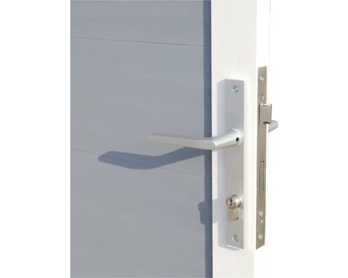 Detail šedých dveří se stříbrnou klikou a zámkem