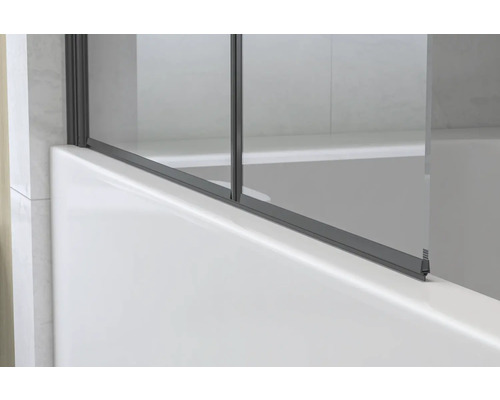 Detail skleněné vanové zástěny s kováním