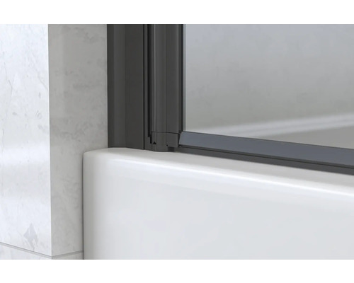 Detailní záběr sprchového koutu s rámem na vaně