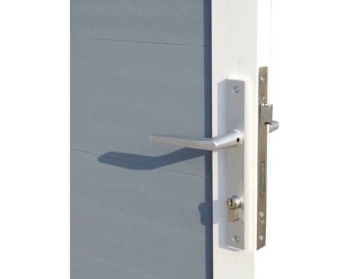 Detailní pohled na šedé zahradní dveře se stříbrnou klikou a zámkem