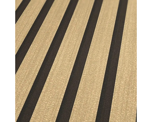 Detail akustických panelů s dřevěnou strukturou a pruhy