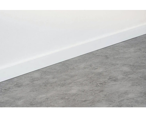 Scéna se soklovou lištou a podlahou