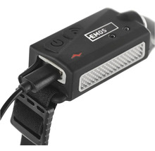 Detailní pohled na nabíjecí čelovku značky Emos s USB kabelem