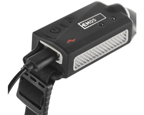 Detailní pohled na nabíjecí čelovku značky Emos s USB kabelem