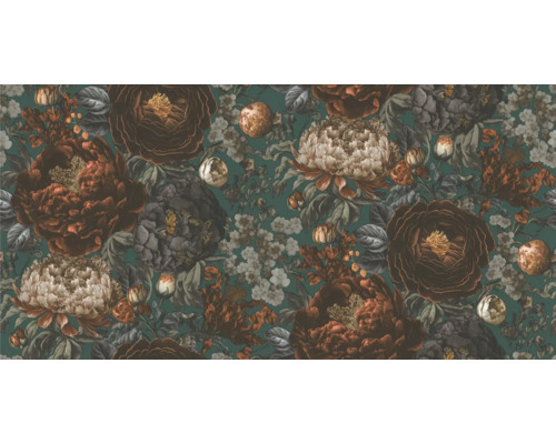 Detail tapety s květinovým vzorem.