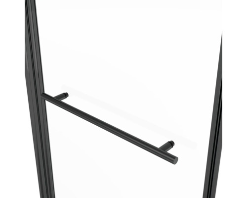 Detail sprchového koutu s černou rukojetí