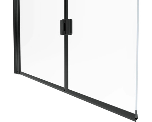 Detail sprchového koutu s černým rámem a čirým sklem