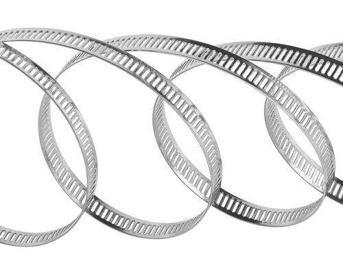 Několik drátěných hadicových sponek z kovu ve spirálovém tvaru