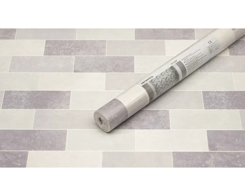 Role vinylové tapety na dlaždicovém povrchu