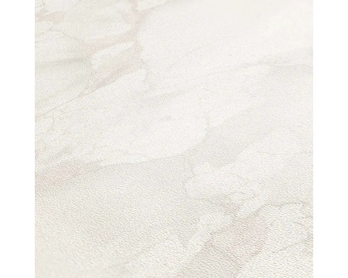 Detail světlé vinylové podlahy s mramorovým vzhledem