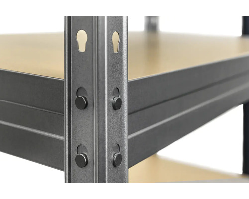 Detail kovového regálu s dřevěnými policemi