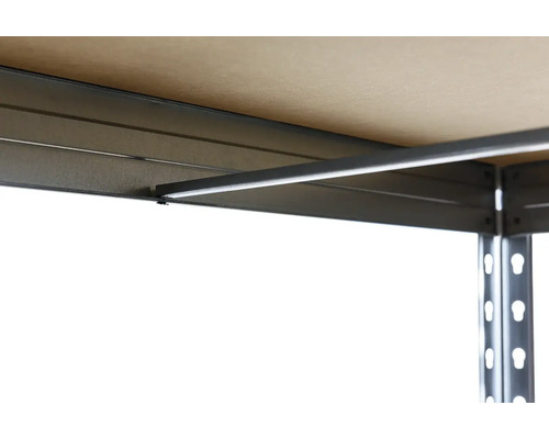 Detail kovového regálu s dřevěnou policí