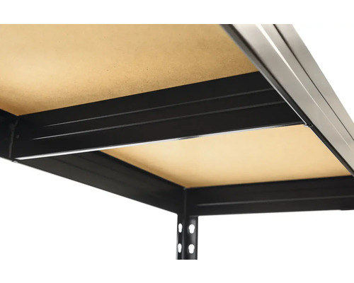 Detailní pohled na regál s kovovým rámem a dřevěnými policemi