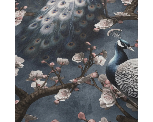 Dekorativní látka se vzorem pávů a květinovými motivy.