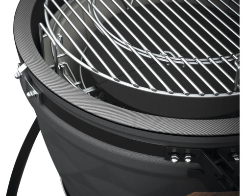 Detailní pohled na gril s grilovacím roštem