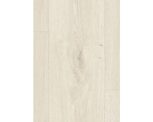 Pohled na světlou laminátovou podlahu