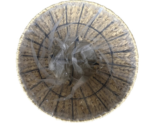 Pohled shora na kulatý květináč z pleteného materiálu s plastovou vložkou