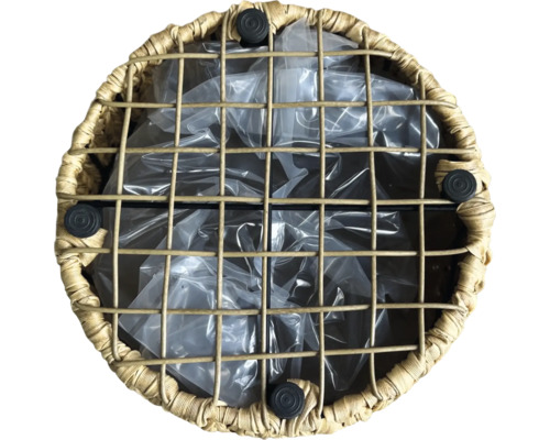 Kulatý květináč s kovovou vložkou a plastovou fólií