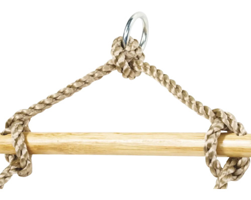 Detailní záběr závěsného systému houpací sítě s lanem a dřevěnou tyčí