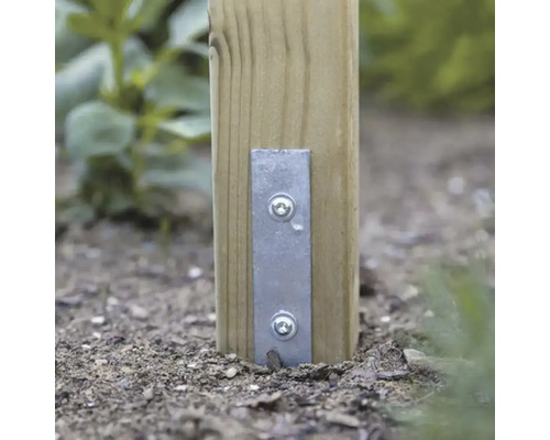 Dřevěný sloupek s kovovým upevněním v zemi