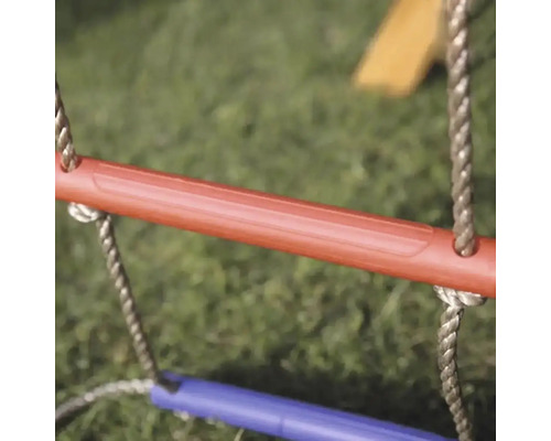 Detail provazového žebříku s příčkami z plastu