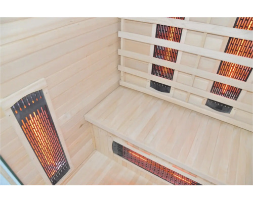 Vnitřní pohled na infračervenou saunu s dřevěnými lavicemi a topnými panely