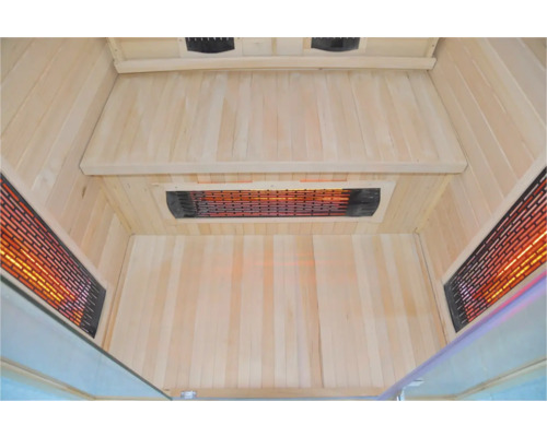 Interiér sauny s dřevěným obložením a topnými zářiči