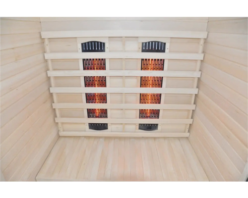 Vnitřní pohled na infračervenou saunu s dřevěným obložením a topnými tělesy