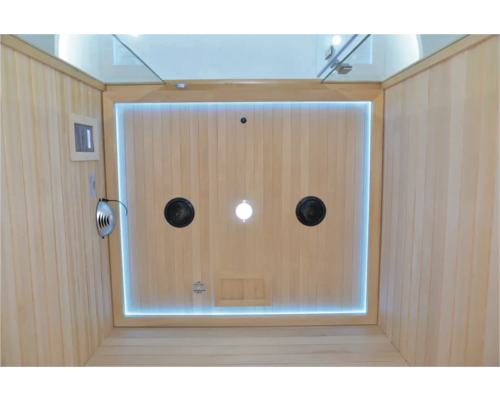 Vnitřní pohled na saunu s dřevěným obložením, reproduktory a osvětlením