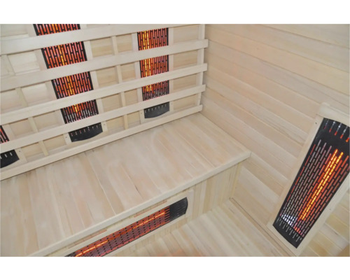 Interiér sauny s dřevěnými lavicemi a infračervenými zářiči