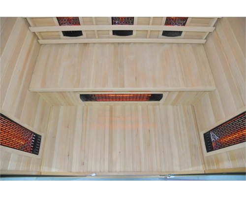 Vnitřní pohled na saunu s infračervenými zářiči a dřevěným obložením