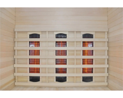 Vnitřní pohled na infrasaunu s dřevěným obkladem a topnými panely