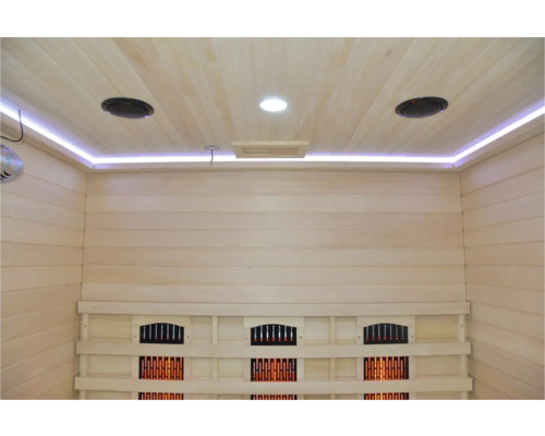 Vnitřní pohled na saunu s dřevěným obložením, osvětlením a topnými prvky
