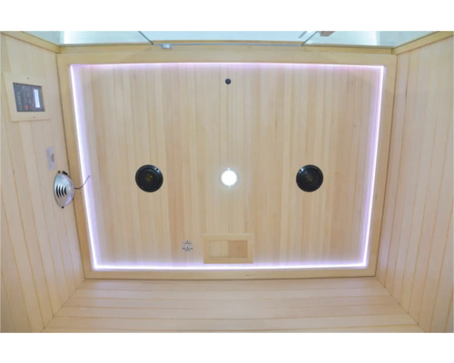 Interiér sauny s dřevěným obložením, osvětlením a reproduktory