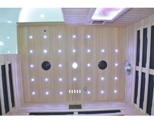 Interiér sauny s dřevěným obložením, osvětlením a ventilačním systémem