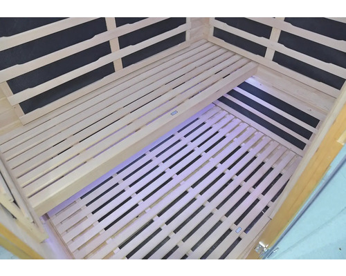 Interiér sauny s dřevěnými lehátky