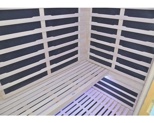 Vnitřní pohled na saunu s dřevěným obložením