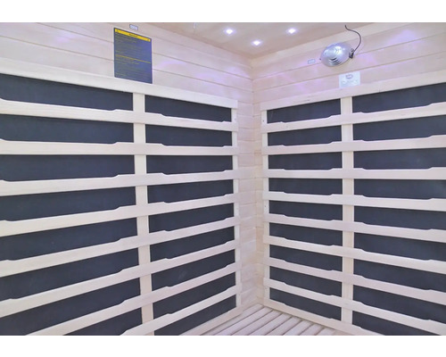 Vnitřní pohled na saunu s dřevěným obložením a infračervenými zářiči