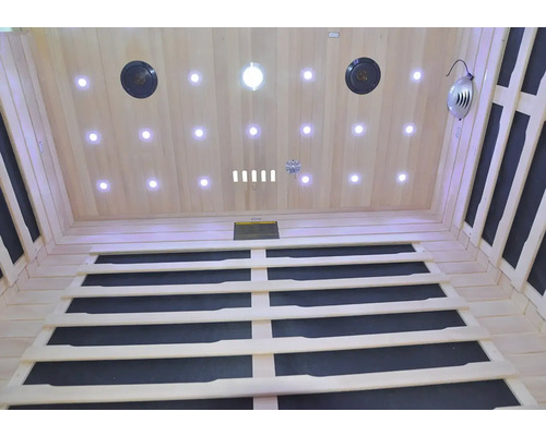 Interiér sauny s dřevěným obložením, osvětlením a reproduktory