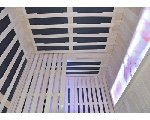 Vnitřní pohled na saunu s dřevěnými stěnami a stropním topením