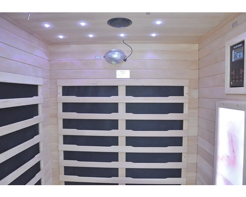 Interiér sauny s dřevěným obkladem, topnými panely a stropním osvětlením