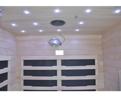 Interiér sauny se stropními světly, reproduktorem a infračervenými zářiči
