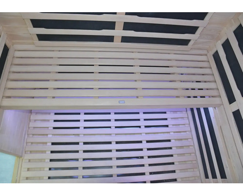 Vnitřní pohled na saunu s dřevěným obložením