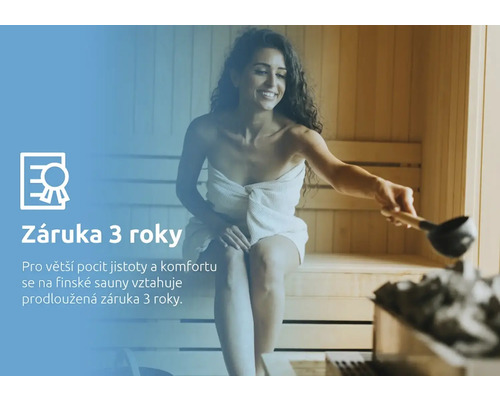 Žena v sauně s naběračkou a upozorněním na tříletou záruku