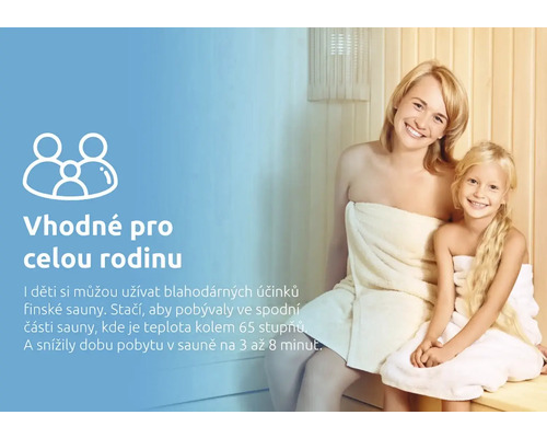 Rodina v sauně, zabalená v ručnících